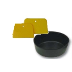 Set t.b.t.: Ciotola nera per miscelare e due spatole gialle per stucco.