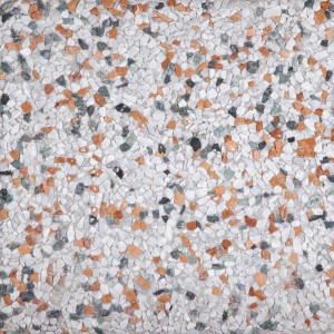 Pavimentazione per esterni con piccole pietre colorate.