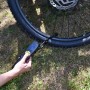 Manometro digitale per pneumatici su pneumatico da bicicletta per una misurazione precisa.