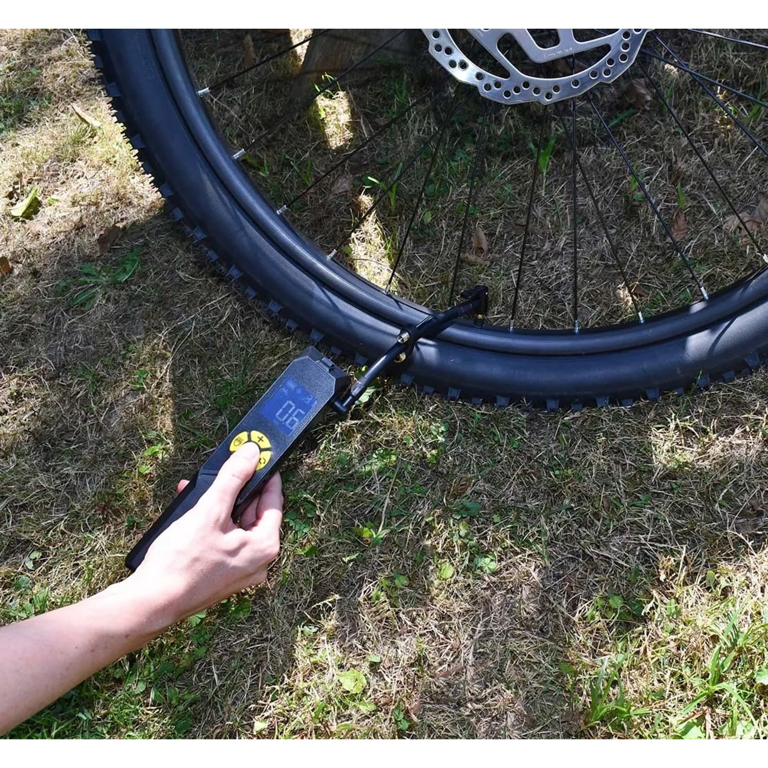 Manometro digitale per pneumatici su pneumatico da bicicletta per una misurazione precisa.