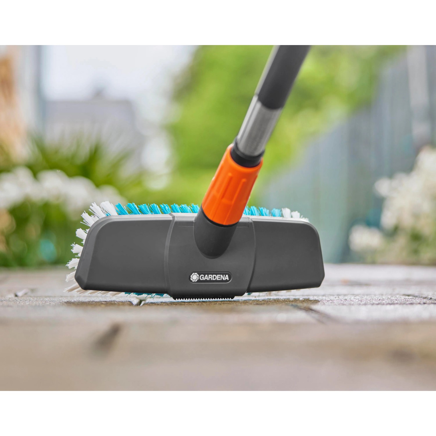 Gardena Cleansystem Spazzola a setole dure, antracite, per la pulizia di superfici resistenti.