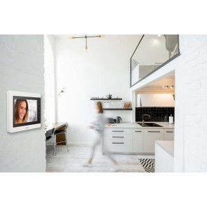 Videosorveglianza t.b.t. con monitor a parete in moderno spazio abitativo.