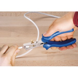 Pinza spelafili LUX Classic 160 mm in uso per spellare un cavo.