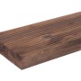 Listone per pavimentazione esterna in legno marrone con superficie scanalata.
