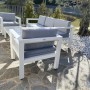 Set mobili da giardino t.b.t. con divano, poltrone e tavolo, struttura bianca, cuscini grigi.