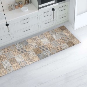 Tappeto da cucina con motivo patchwork nei toni del beige e del grigio.