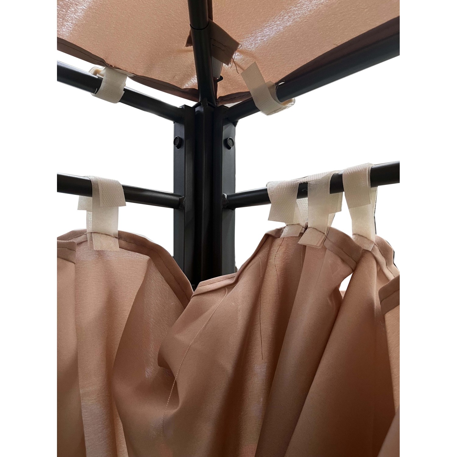 Dettaglio del gazebo t.b.t. con tende beige e struttura nera.