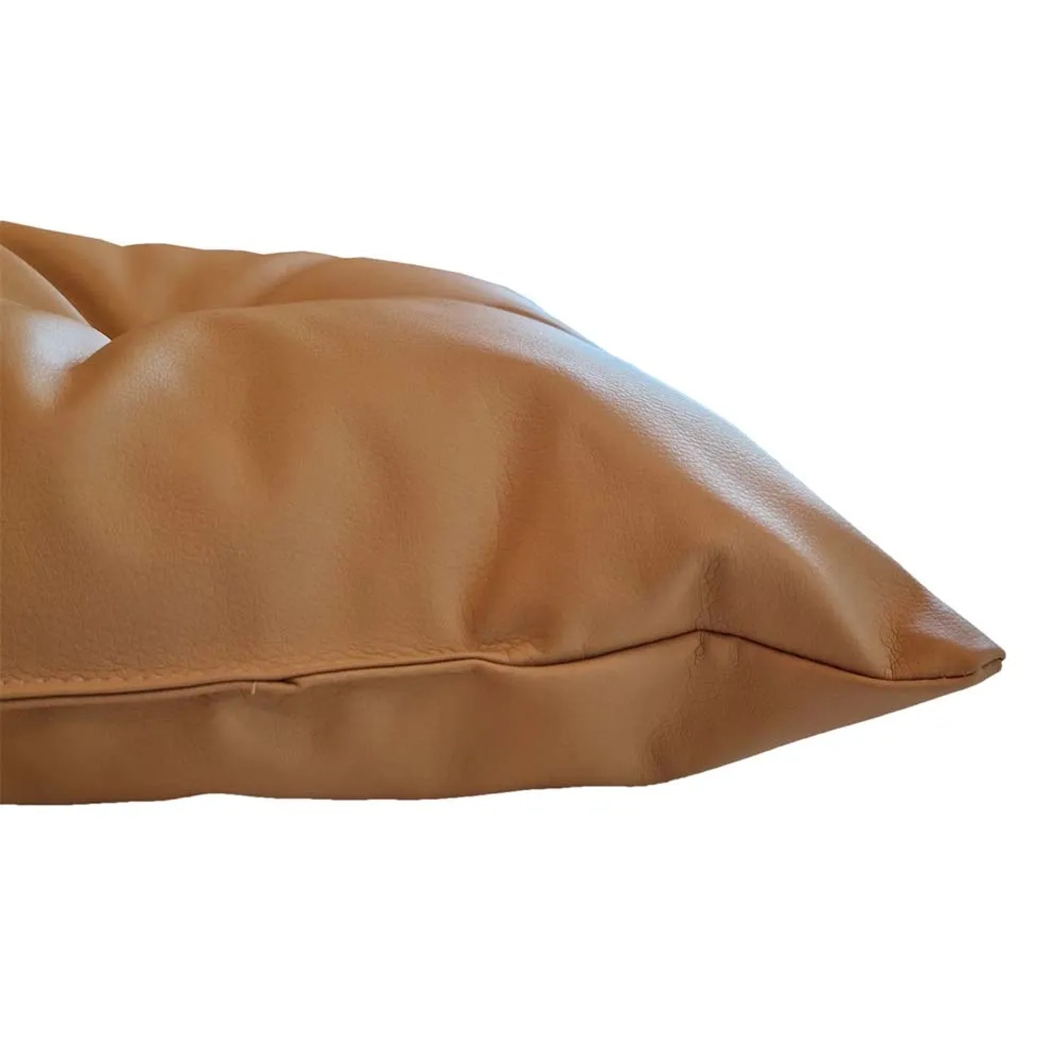Primo piano di un cuscino t.b.t. marrone in similpelle.