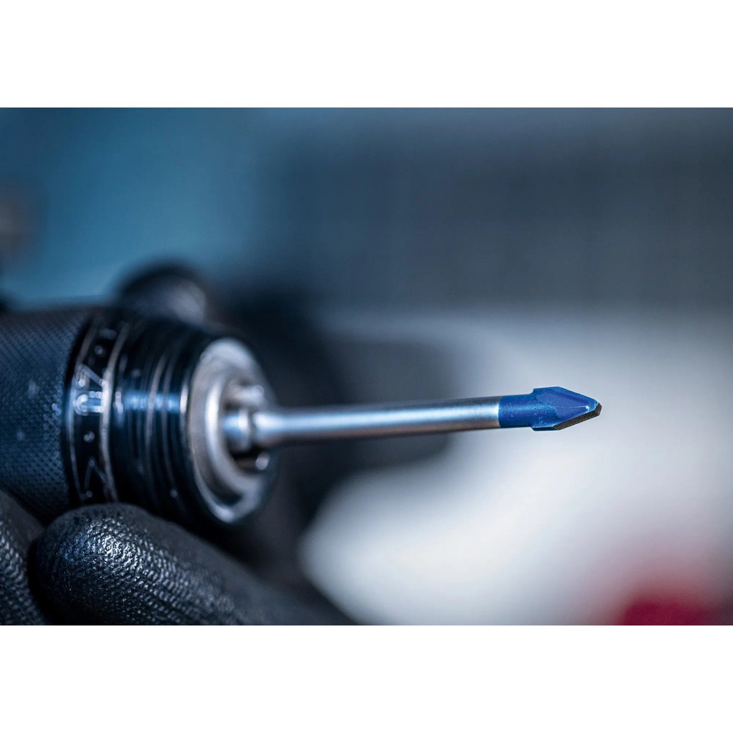 Punta per ceramica Bosch Expert Hard Hex-9, Ø 3 mm, inserita nel trapano.