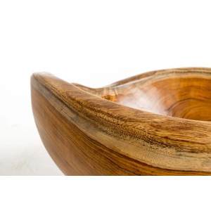 Dettaglio di un lavabo d'appoggio t.b.t. in legno con venature marcate.
