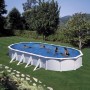 Piscina ovale Gre Atlantis con pareti in acciaio (915x470x132 cm) bianca con bagnanti in giardino.