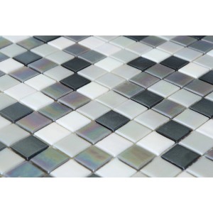 Piastrelle a mosaico quadrate nei toni del bianco, grigio e nero.