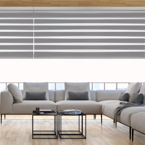 Tenda a rullo t.b.t. grigia a strisce bianche davanti alla finestra del soggiorno.