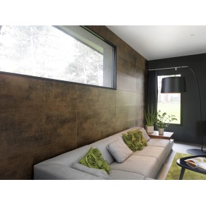 Soggiorno con rivestimento murale t.b.t. in look marrone-metallico dietro il divano.