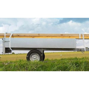 Rimorchio con carico di legno fissato con cinghie di fissaggio t.b.t.