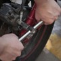 Utilizzo di un set di attrezzi t.b.t. su una moto.