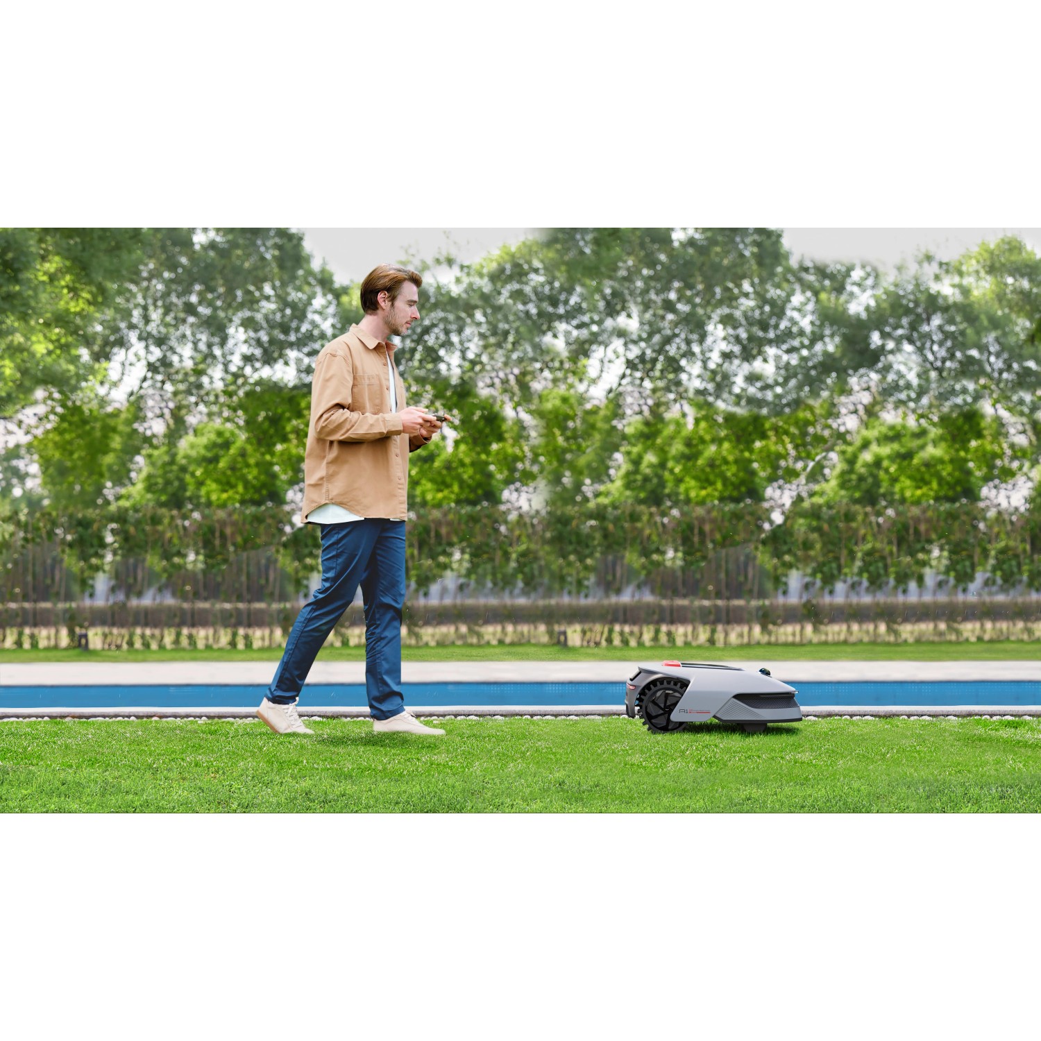 Dreame A1 Pro robot tagliaerba in azione: uomo controlla il robot tagliaerba sul prato.
