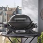Barbecue a gas compatto nero per balcone o patio.
