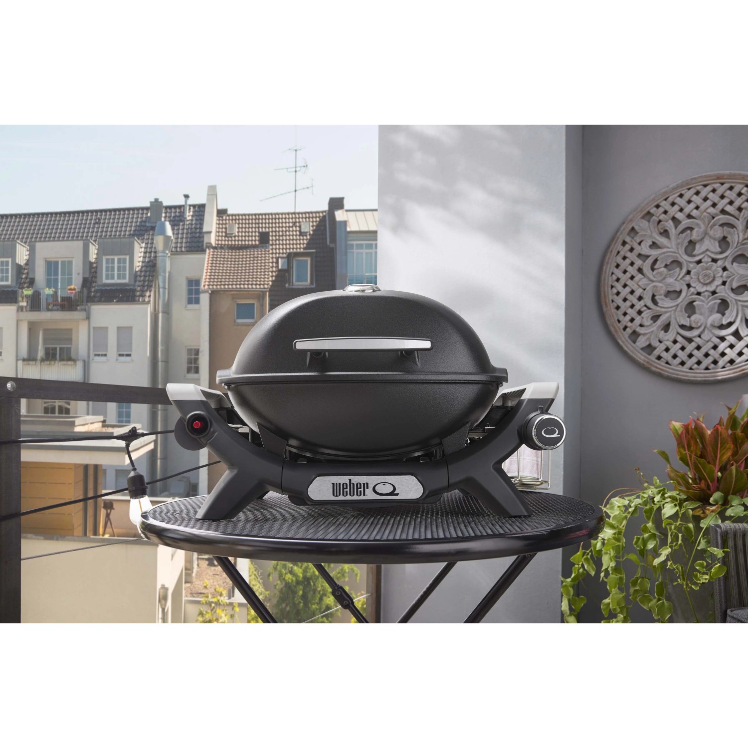 Barbecue a gas compatto nero per balcone o patio.