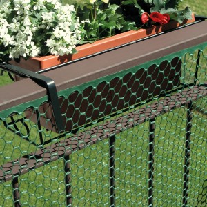 Rete metallica in plastica verde t.b.t. su ringhiera balcone con fioriera.