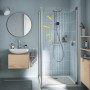 Set doccia Grohe Vitalio Comfort 250 con termostato cromato, soffione quadrato in bagno.