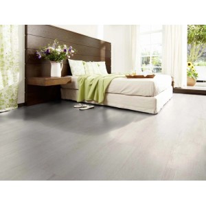 Laminato Kaindl Masterfloor XPT Rovere Brooklyn, 8 mm, impermeabile, in camera da letto moderna con letto.