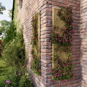 Due pannelli di grigliato in legno su un muro di mattoni, ricoperti di fiori rosa. Categoria: Recinzioni da giardino.