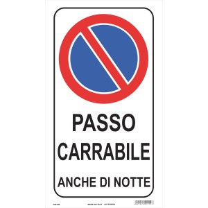 Targa t.b.t.: Divieto di sosta davanti al passo carrabile, anche di notte.