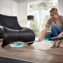 Donna lava il pavimento con ricambio Leifheit Clean Twist Disc Mop Ergo Micro Duo.