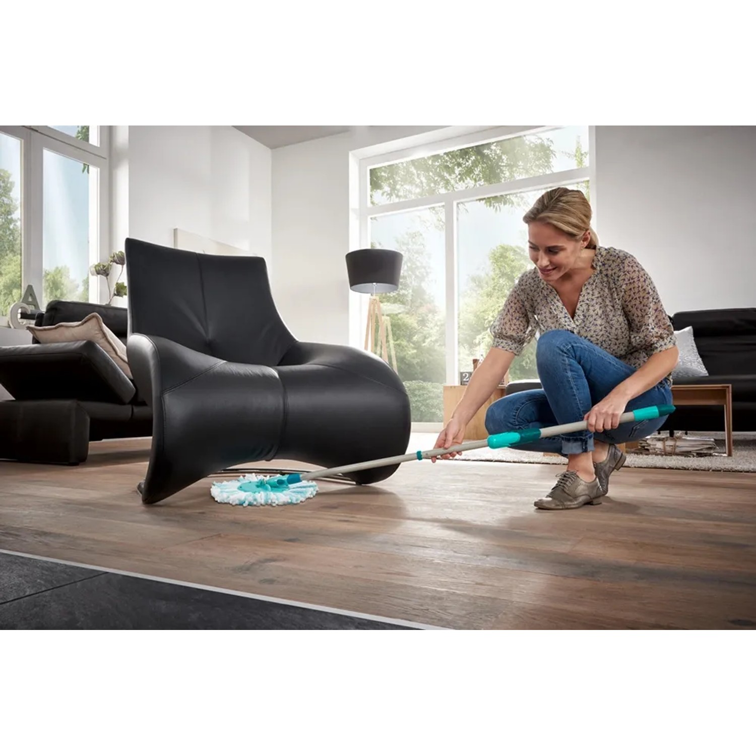 Donna lava il pavimento con ricambio Leifheit Clean Twist Disc Mop Ergo Micro Duo.