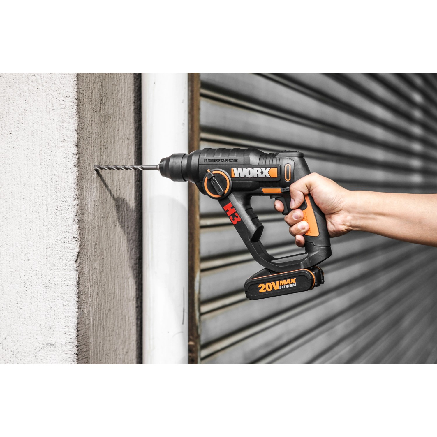 Trapano a percussione a batteria Worx WX390.1 Solo mentre fora un muro.
