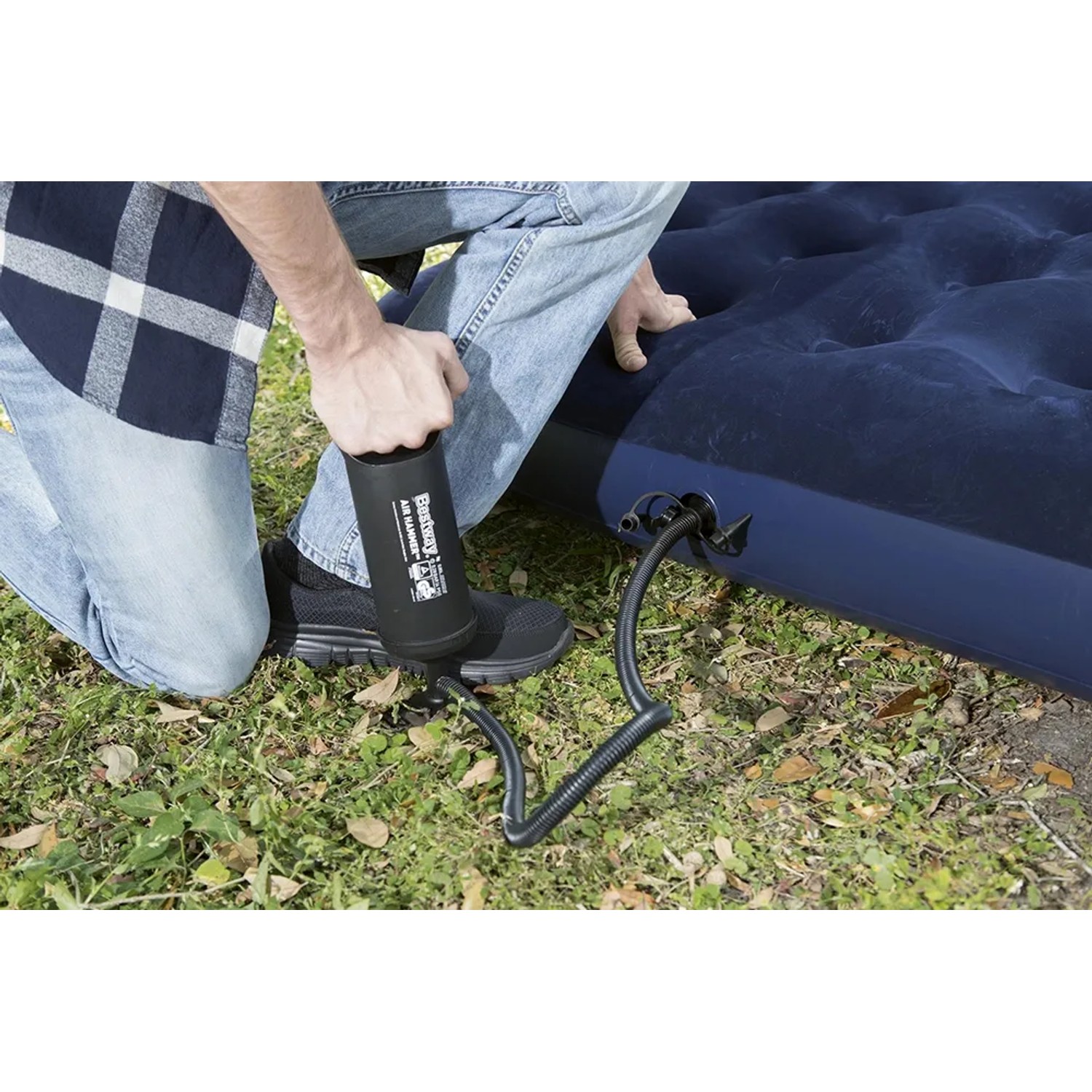 Gonfiaggio del letto per ospiti Bestway (203x152x22cm) con una pompa ad aria.