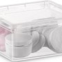 Box contenitore trasparente KIS C XXS con coperchio, riempita con dischetti di cotone e cosmetici.