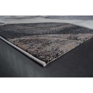 Tappeto moderno con motivo astratto nei toni del grigio e del marrone.