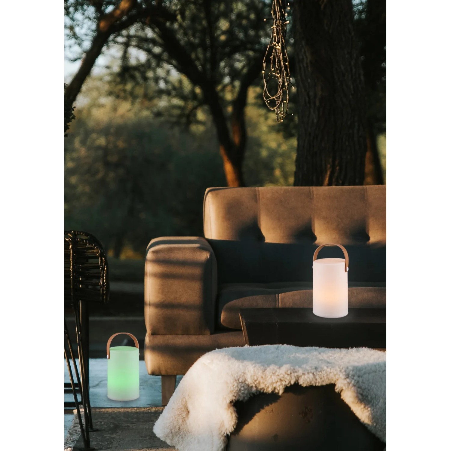 Lampada da tavolo a LED Reality Aruba bianca per esterni, con maniglia, su terrazza.