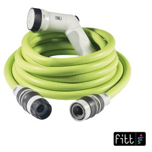 Tubo per irrigazione t.b.t. verde con pistola a spruzzo bianca e connettori.