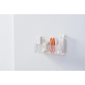 Accessorio bagno t.b.t. in plastica trasparente con contenuto.