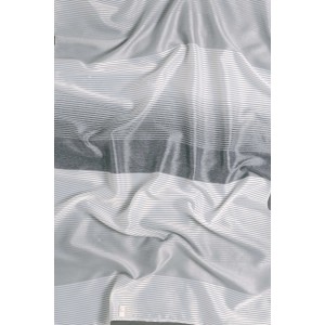 Tenda in tessuto t.b.t. grigio-argento con motivo a righe per decorazione finestre.