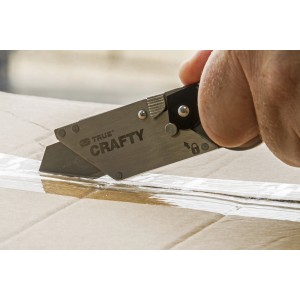 Cutter t.b.t. che taglia il cartone.