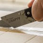 Cutter t.b.t. che taglia il cartone.