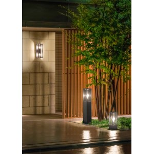 Le luci da giardino Trio Garonne antracite illuminano il giardino e la facciata.