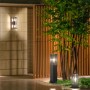 Le luci da giardino Trio Garonne antracite illuminano il giardino e la facciata.