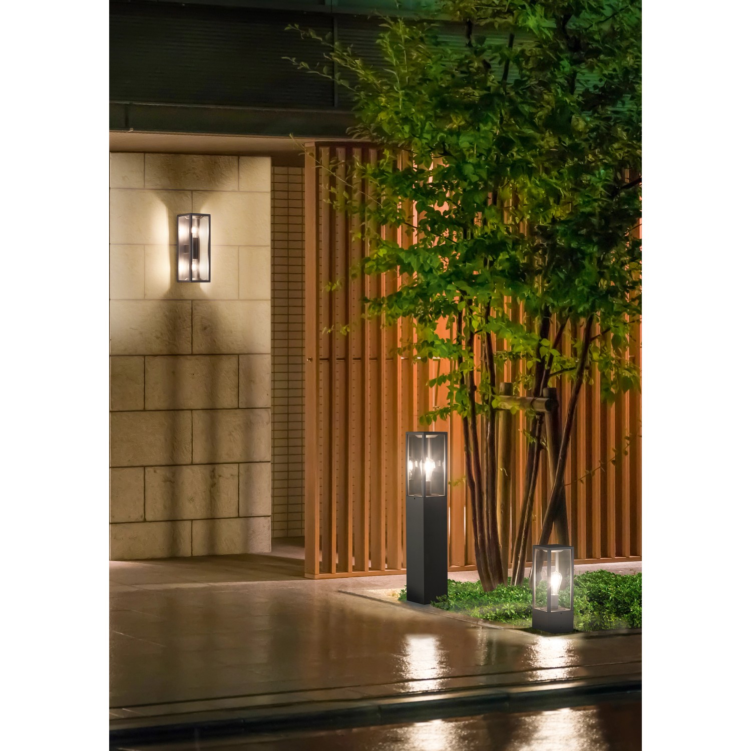 Le luci da giardino Trio Garonne antracite illuminano il giardino e la facciata.