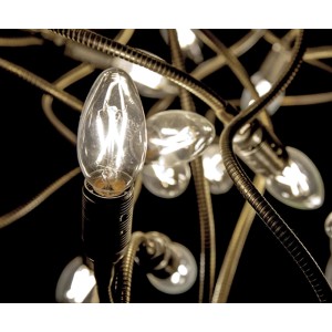 Primo piano di lampadine LED E14 con vetro trasparente.