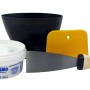 Set t.b.t.: spatola, ciotola, raschietto giallo e contenitore con stucco.