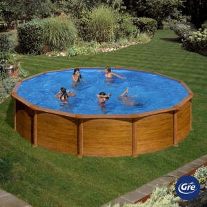 Piscina rotonda Gre Mauritius effetto legno, Ø 550 cm, in giardino con persone che nuotano.