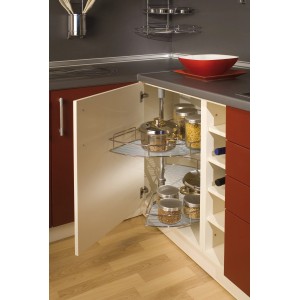 Mobile da cucina con ripiano angolare girevole, carico di pentole e barattoli.