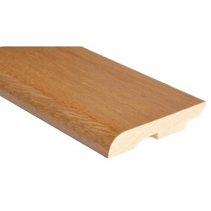 Battiscopa color legno (Battiscopa) con bordo arrotondato.