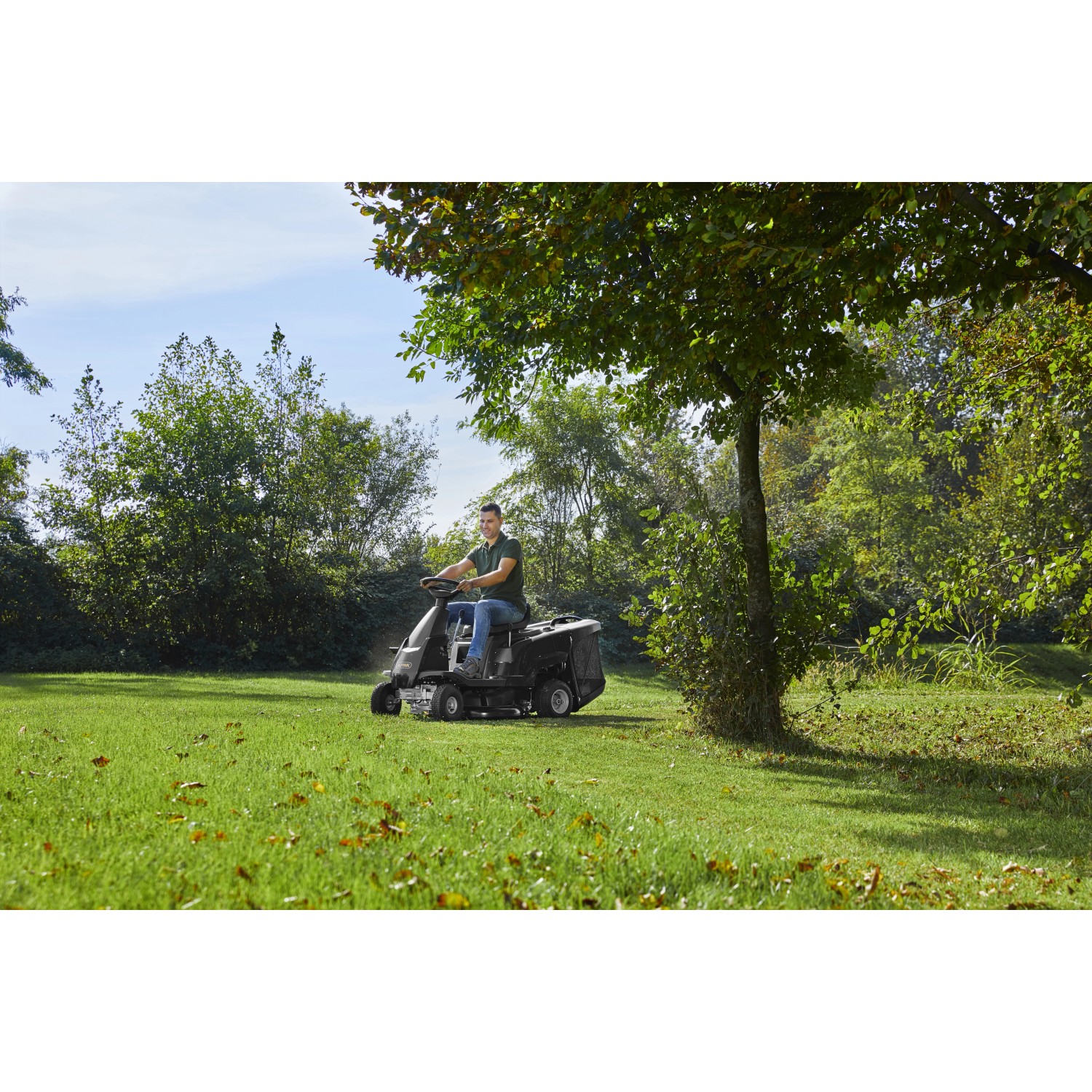 Trattorino tagliaerba Alpina AT2 66 QA in azione su prato. Tosaerba compatto.