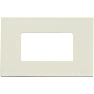 Placca t.b.t. per interruttori e prese color crema.